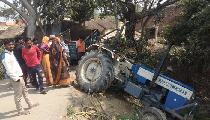 सीतापुर: अनियंत्रित ट्रॉली खाई में गिरी, किशोर की दबकर मौत, चालक जख्मी