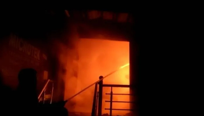 रायबरेलीः शॉर्ट सर्किट से ऑटो पार्टस की दुकान में लगी आग, हुआ लाखों का नुकसान