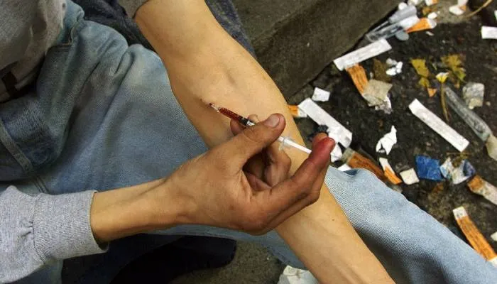 एक ही इंजेक्शन से नशा लेने वालों में बढ़ता है एड्स का खतरा