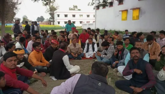 बहराइच: सपा प्रत्याशी सैकड़ों समर्थकों के साथ थाने में धरने पर बैठे, कार्यकर्ताओं की रिहाई के बाद खत्म हुआ धरना