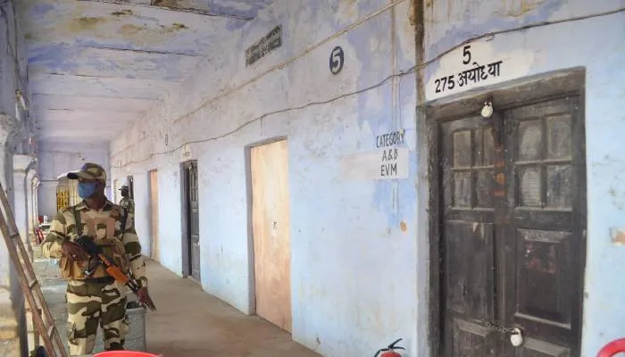 अयोध्या: अर्द्ध सैनिक बलों की निगरानी में रखी गई हैं ईवीएम, देर रात तक जमा होती रहीं मशीनें