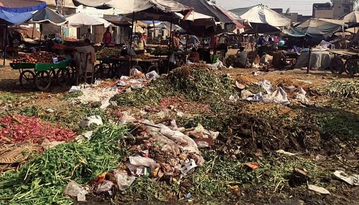 बुलंदशहर: खुर्जा मंडी में फैली गंदगी से परेशान सब्जी व्यापारी