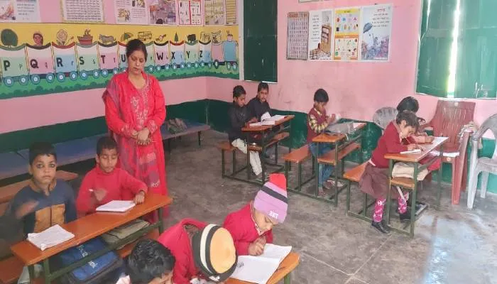 अयोध्या: नए साल में पहली बार बच्चों से गुलजार हुए स्कूलों के आंगन
