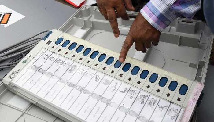 UP Election: राजधानी लखनऊ में कई जगह EVM खराब होने से बढ़ी दिक्‍कतें, विपक्ष हमलावर