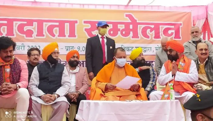 यूपी चुनाव 2022: मुख्यमंत्री योगी के जनसम्पर्क में दिखा श्रद्धाभाव, पुष्प वर्षा कर हुआ स्वागत