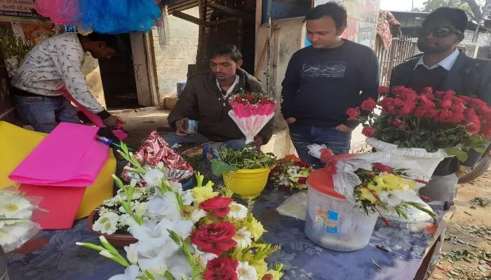 इलेक्शन इफेक्ट: अयोध्या में महका फूलों का कारोबार, सर्राफा व्यापारियों में मायूसी