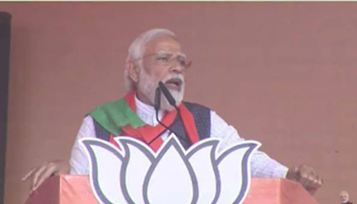 बसपा-सपा सरकारों ने जनता को मामूली जरूरतों के लिए तरसाया था : पीएम मोदी