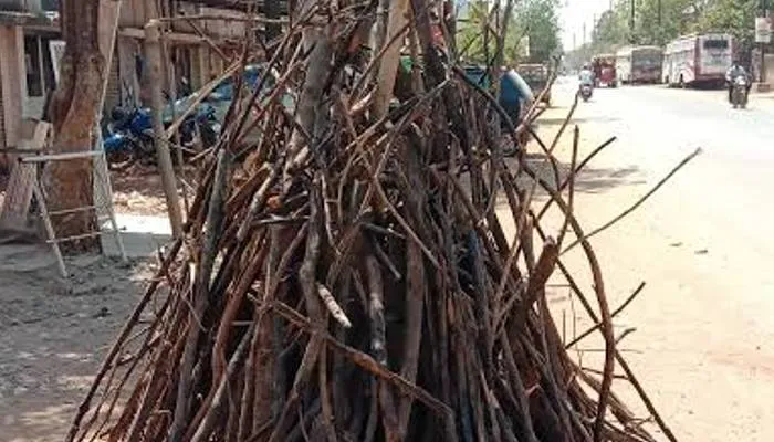 कानपुर: होलिका दहन से सड़कें बचाने की कवायद शुरू, दहन स्थल पर ईंटें और बालू बिछवाएगा नगर निगम