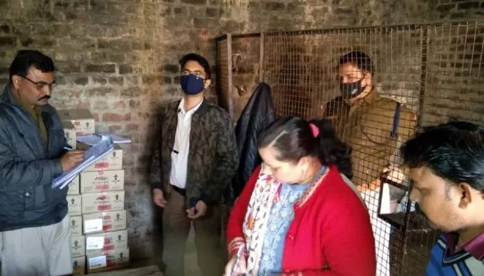 रायबरेली: सलोन में देशी शराब की दुकानों पर सीओ व आबकारी निरीक्षक ने मारा छापा