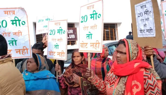 गोरखपुर: ‘रोड नहीं तो वोट नहीं’, ग्रामीणों ने किया प्रत्याशियों के खिलाफ प्रदर्शन