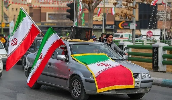 ईरानियों ने मनाई इस्लामिक क्रांति की 43वीं वर्षगांठ, परेड में शामिल हुए कार-बाइक सवार