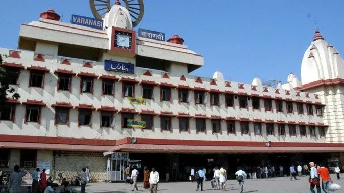 वाराणसी के सनबीम स्कूल के पास मिला लावारिस बैग, पुलिस ने की छानबीन तो मिला यह सामान