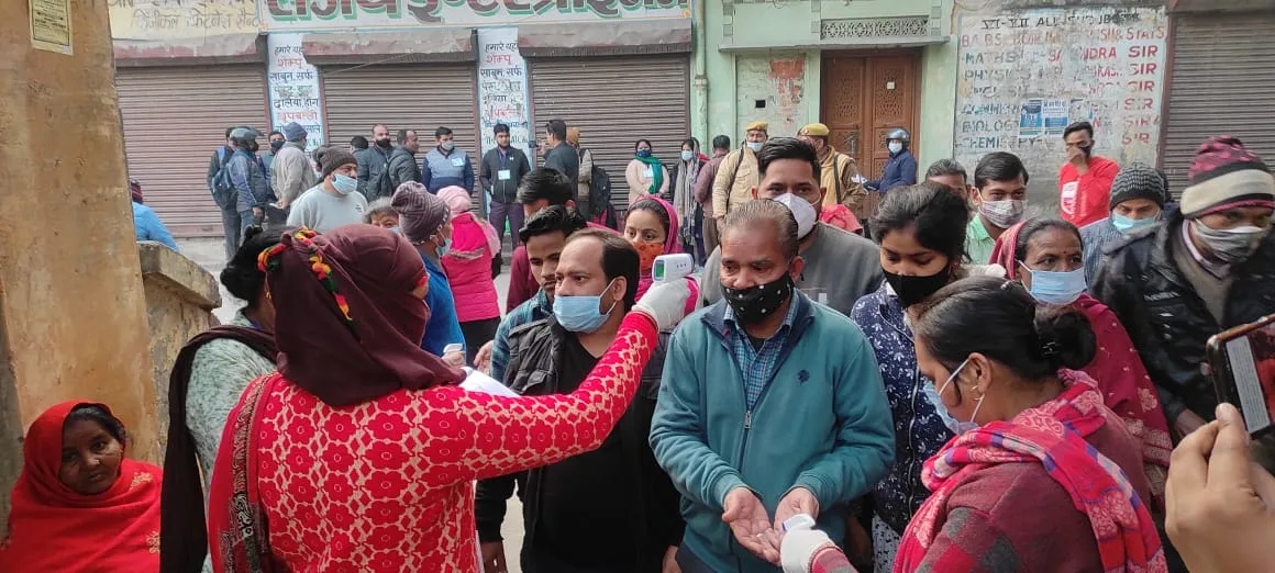 बरेली: सुबह से पोलिंग बूथ पर जुटने लगी भीड़, वोटरों के उत्साह के साथ अव्यवस्थाएं भी दिखीं