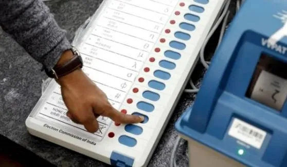 कानपुर: पहली बार वोट डालने वाले मतदाताओं को जिलाधिकारी ने किया सम्मानित
