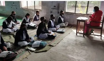 हल्द्वानी: कड़कड़ाती ठंड में सीलन भरे फर्श में बैठ कर पढ़ने को मजबूर बेटियां…अफसोस!