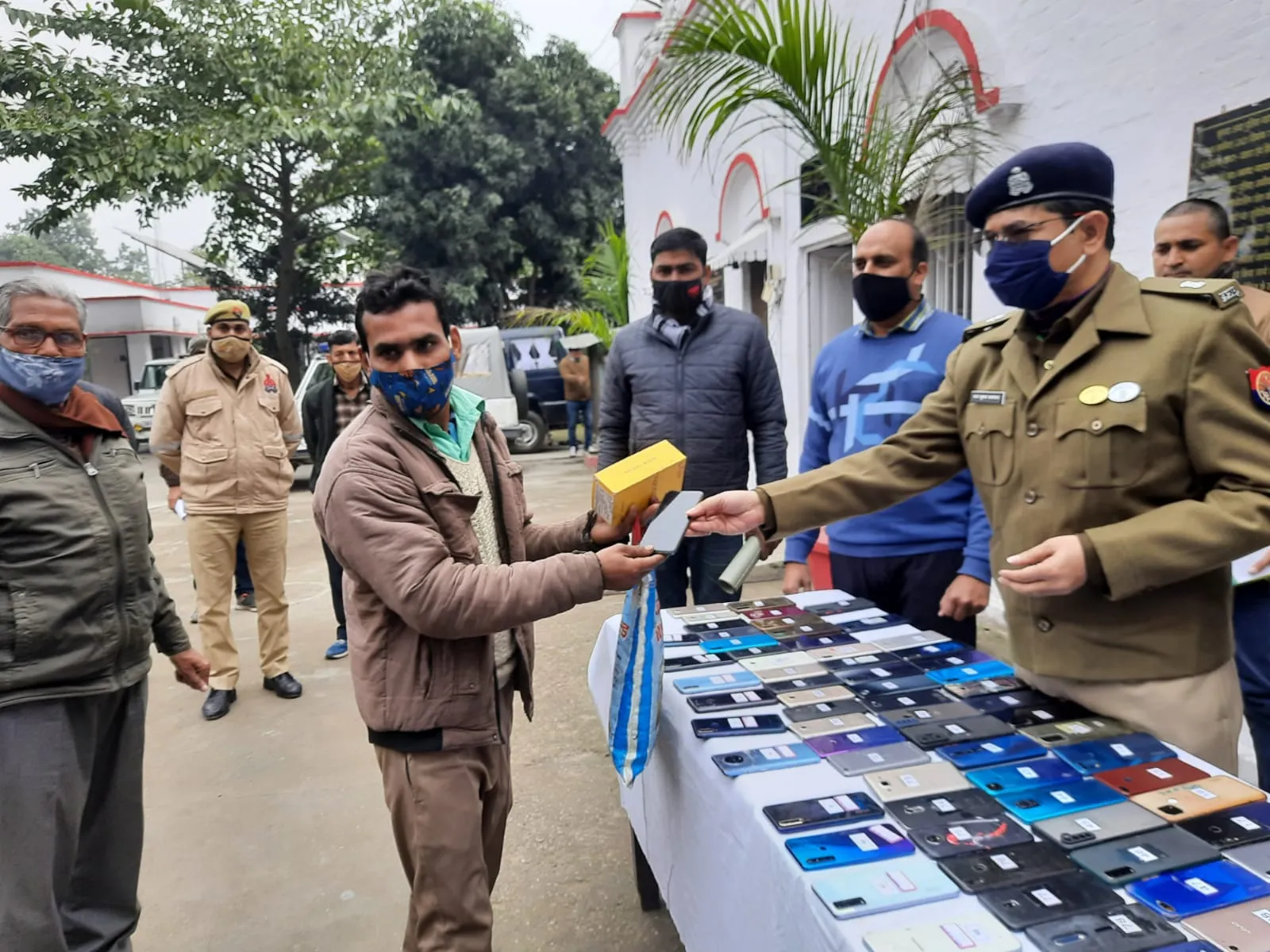 बरेली: पुलिस ने खोए हुए 100 मोबाइल बरामद कर फरियादियों को सौंपे