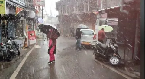 सालों बाद दिखा ऐसा नजारा, बारिश न गिरे ओले… नैनीताल में जमकर हुई बर्फबारी, देखें तस्वीरें
