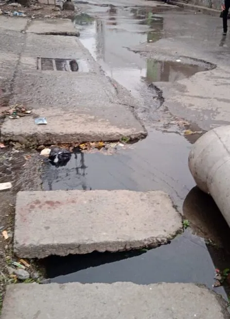 हल्द्वानी: नाला चोक होने से सड़क पर बह रहा गंदा पानी, जिम्मेदार बेसुध