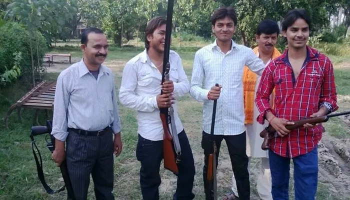 हरदोई: असलहों का प्रदर्शन करते युवक की तस्वीर सोशल मीडिया पर हुई वायरल