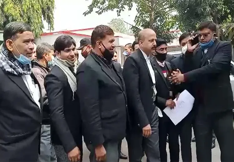 बरेली: वकील पर पहले चढ़ाई कार, उसके बाद दीं गंदी-गंदी गालियां, फिर बेरहमी से की पिटाई