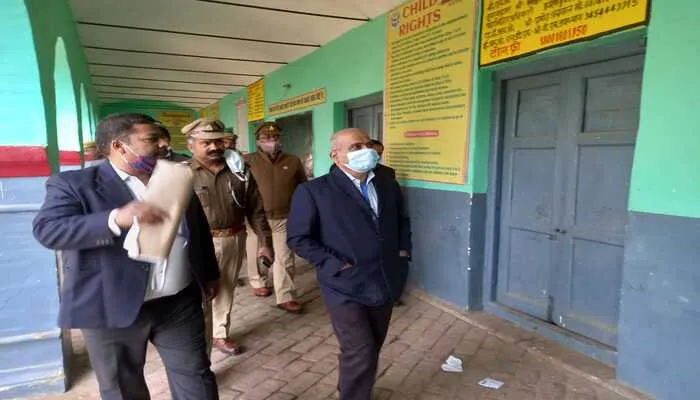 हरदोई: प्रेक्षक ने परखी चुनाव की तैयारियां,  बूथों का किया निरीक्षण