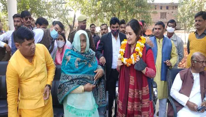 रायबरेलीः यादव मतदाताओं को साधने ऊंचाहार पहुंची मुलायम की बहू