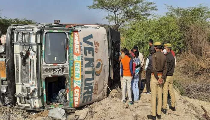 रायबरेलीः मवेशियों से भरा ट्रक पलटा, 22 गोवंशीयों की मौत