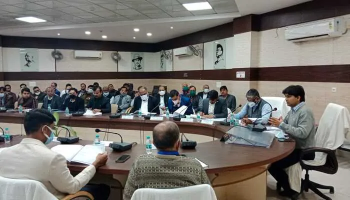 गोरखपुर: सकुशल चुनाव संपन्न कराने के लिए डीएम ने की बैठक, पर्याप्त पुलिस बल लगाने के दिए निर्देश
