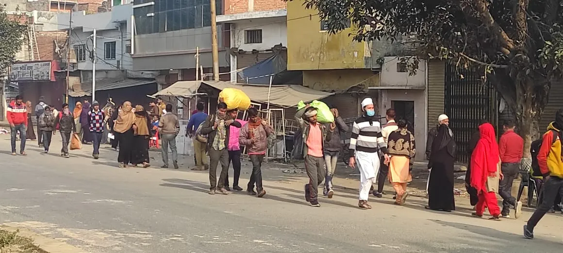 बरेली: वाहन गए चुनाव ड्यूटी में, यात्री पैदल ही यात्रा करने को मजबूर