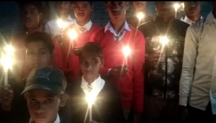 हरदोई: पुलवामा के वीर शहीदों को कैंडल जलाकर दी श्रद्धांजलि