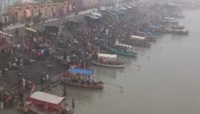 अयोध्या:  माघ पूर्णिमा पर सरयू नदी के तट पर श्रद्धालुओं की उमड़ी आस्था