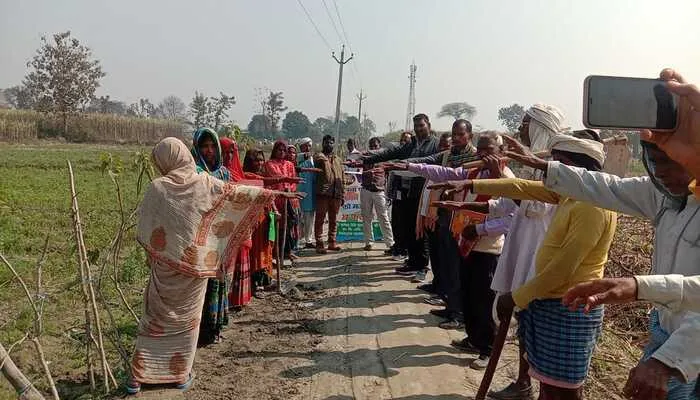 बहराइच: शत प्रतिशत मतदान के लिए गांव में चला जागरूकता अभियान