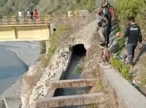 हल्द्वानी: विभाग कर रहा बजट का इंतजार, परेशान ग्रामीणों को इस बार भी खुद ही ठीक करनी पड़ी नहर