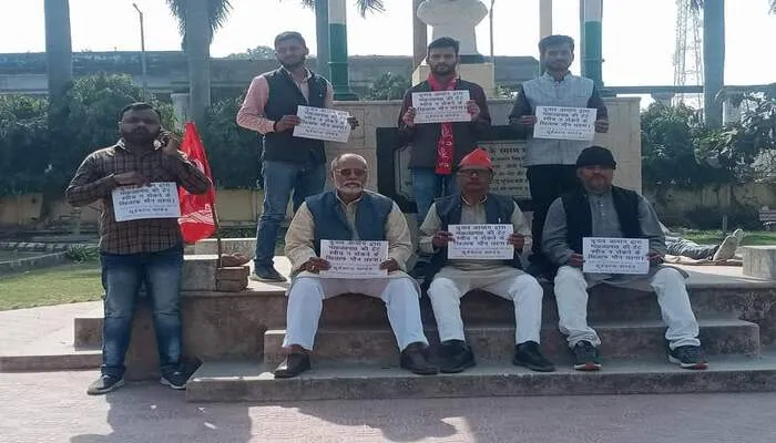 अयोध्या: कम्युनिस्ट पार्टी के प्रत्याशी ने नफरती बयानों के विरोध में रखा मौन व्रत, आयोग पर उठाई उंगली