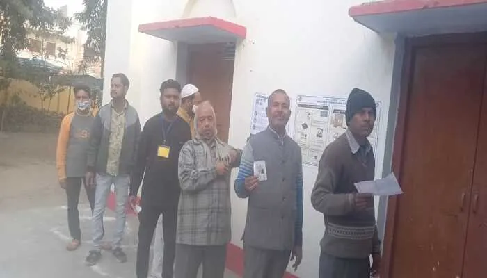 UP Elections 2022: हरदोई में जारी हुई वोटिंग, मतदान केंद्रों पर हुई आकर्षक सजावट