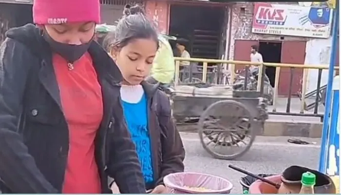 अलीगढ़: नन्हे कन्धों पर दो बेटियों ने उठाया परिवार का जिम्मा, लगाया ठेला