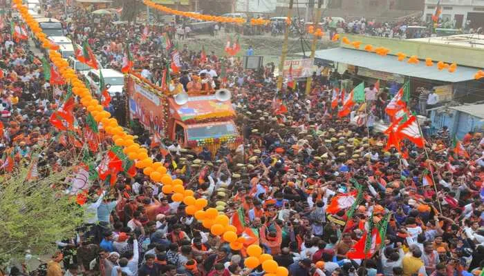 अयोध्या: योगी के रोड शो में हुई फूलों की बारिश, भगवा रंग से रंगी नजर आई राम की नगरी