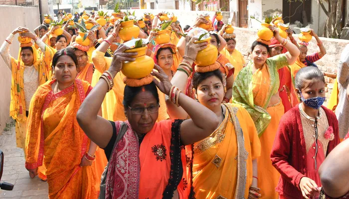 बाराबंकी: श्री राम दरबार मूर्ति स्थापना के लिए निकाली गई कलश यात्रा