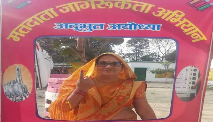 अयोध्या: दुबई से मतदान करने पहुंची महिला ने वोट डालने के बाद पॉइन्ट पर ली सेल्फी