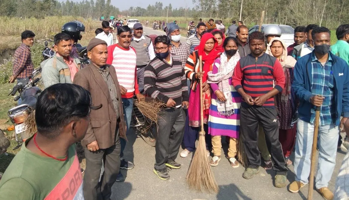 पीलीभीत: सफाई कर्मचारी की मौत के बाद कर्मचारियों ने किया हंगामा