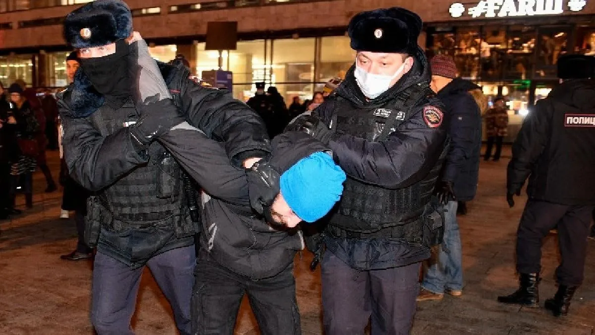 रूसी सेना के खिलाफ विरोध में 20 लोग गिरफ्तार