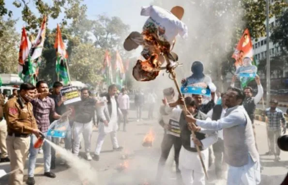 कुमार विश्वास के आरोप के बाद, युवा कांग्रेस ने केजरीवाल के आवास के पास किया प्रदर्शन