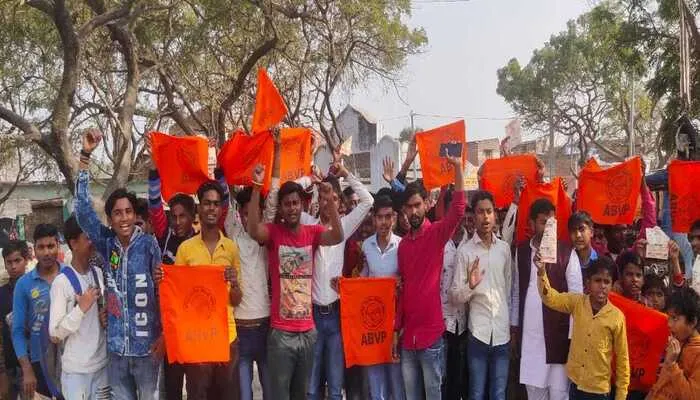 बहराइच: अखिल भारतीय विद्यार्थी परिषद के सदस्य पहुंचे उर्रा बाजार, मतदान के प्रति किया जागरूक