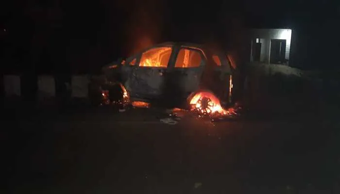 रायबरेली: अनियंत्रित कार पुलिया से टकराई, भीषण टक्कर से कार में लगी आग, दो की हुई मौत