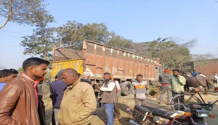 कुशीनगर: अनियंत्रित ट्रक की चपेट में आने से महिला की हुई मौत, पुलिस ने चालक को किया गिरफ्तार