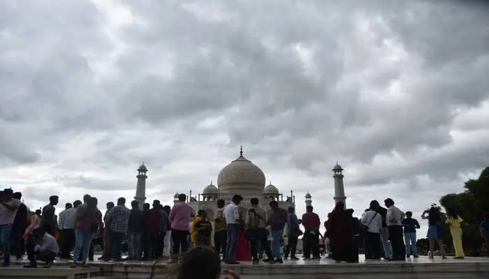 Meteorological Department: आगरा में मौसम के बदले मिजाज, तेज और ठंडी हवाओं से परेशान हुए लोग
