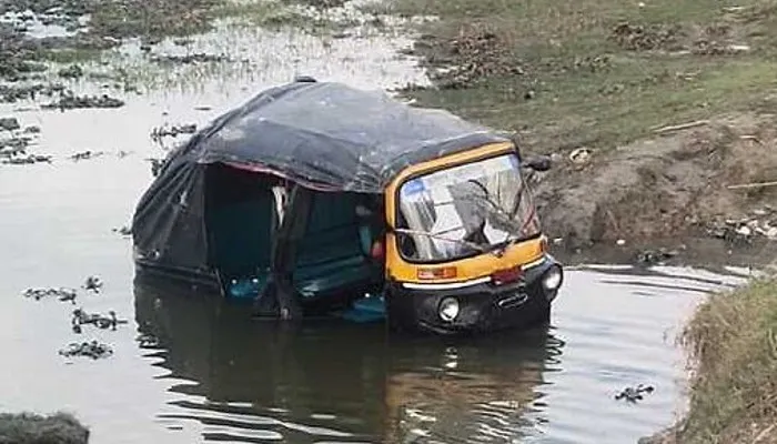 बहराइच: सवारियों को ले जा रहा ऑटो खड्ड में गिरा, दो लोग घायल