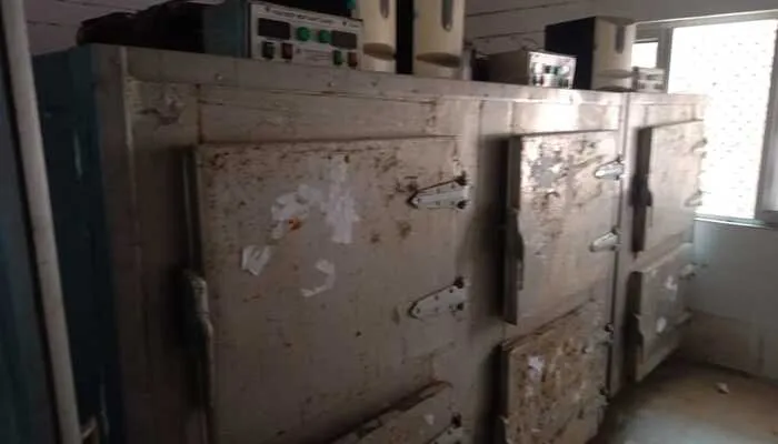 हरदोई: आधुनिक पोस्टमार्टम हाउस का हाल बेहाल, सालों से बेजान पड़े कीमती डीप फ्रीजर