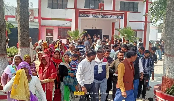 अमरोहा : ग्रामीणों ने कोतवाली में किया हंगामा, आरोपियों के खिलाफ कार्रवाई की मांग