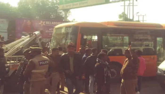 कानपुर: फिर हादसे का सबब बनी बेकाबू इलेक्ट्रिक बस, छह घायल